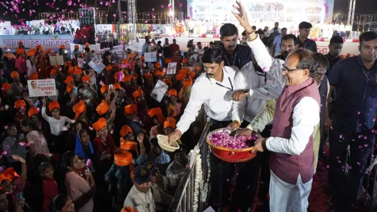 CM शिवराज का शिक्षकों को लेकर बड़ा ऐलान, अब दूसरे साल से ही 100% सैलेरी, कांग्रेस ने भी दिया ये जवाब CM Shivraj's big announcement regarding teachers, now 100% salary from second year itself, Congress also gave this answer