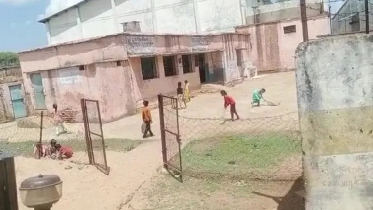 मामा शिवराज की लाड़ली लक्ष्मी लगा रही झाड़ू, गुना सरकारी स्कूल में देखने मिली बदरंग तस्वीरे! NewsTak
