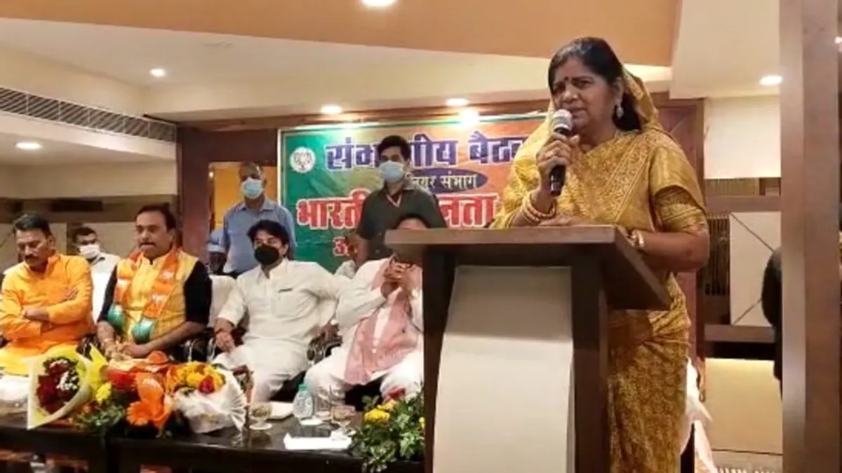 सिंधिया समर्थक पूर्व मंत्री इमरती देवी ज्योतिरादित्य को बोल गईं मुख्यमंत्री, बीजेपी नेता हुए हैरान Pro-Scindia former minister Imrati Devi slips, calls Jyotiraditya as Chief Minister, BJP leaders are shocked