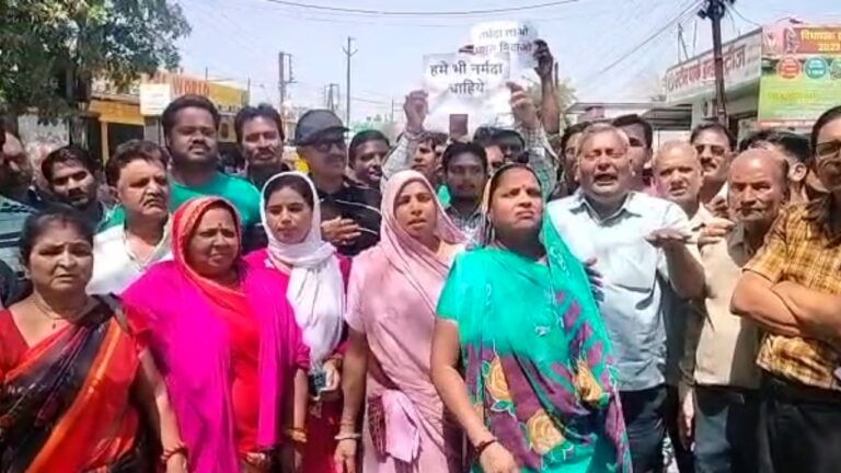 No water, no vote, siege of corporation office with slogans, fierce sloganeering