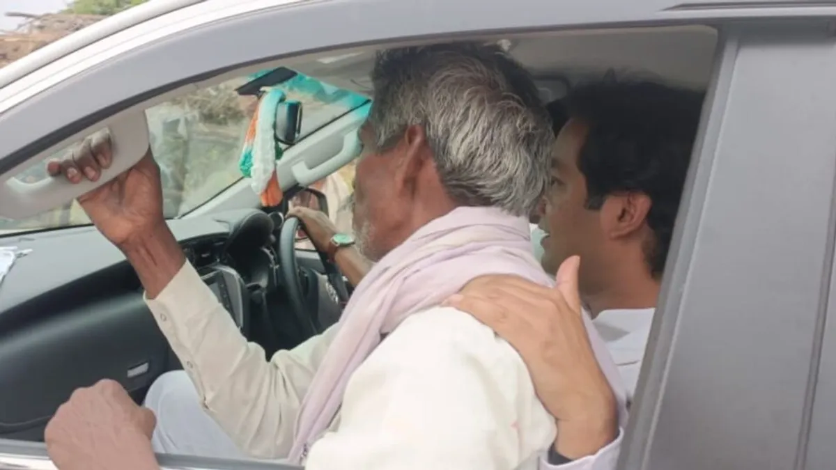 पूर्व मंत्री जयवर्धन का राह चलते बुजुर्ग को गाड़ी में बैठाने का वीडियो वायरल Viral video of former minister Jayawardhan making an old man sit in a car