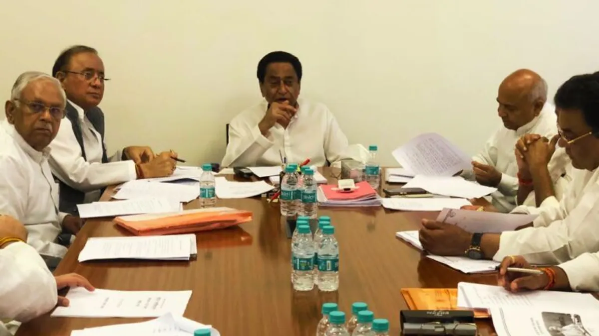 विधानसभा चुनाव में कांग्रेस का मास्टर स्ट्रोक साबित हाेगा वचनपत्र, क्या ये 3 बड़े मुद्दे दिलाएंगे जीत? Congress promissory note master stroke mp assembly elections Kamalnath Kamal Nath, Madhya Pradesh Congress, Randeep Surjewala, Madhya Pradesh Assembly Elections, Madhya Pradesh Congress Party,