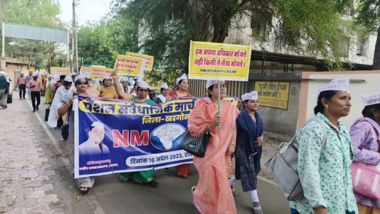 CM शिवराज को कर्मचारियों की चेतावनी, चुनाव से पहले कर दें पुरानी पेंशन बहाल, वरना? Employees' warning to CM Shivraj, restore old pension before elections, otherwise?