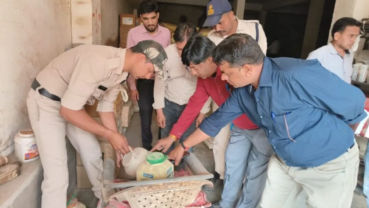 ब्रांडेड गेहूं के नाम पर हो रही थी मिलावटी गेहूं की पैकिंग, छापे में लाखों का माल जब्त joint action of 8 departments; Local wheat packing was being done in the name of branded wheat