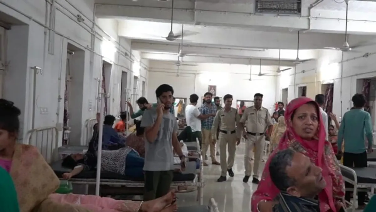 इफ्तारी खाने के बाद 100 से ज्यादा लोगों की बिगड़ी तबियत, अस्पताल में कराना पड़ा भर्ती Health of more than 100 people deteriorated after eating Iftari, had to be admitted to the hospital