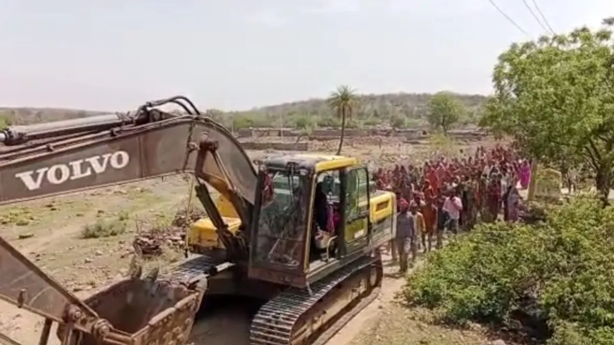 घर और जमीन बचाने को लेकर आदिवासियों का विरोध, ठेकेदार की गर्दन पर रख दी तलवार, जानें Protest of tribals to save house and land, put a sword on the neck of the contractor, know