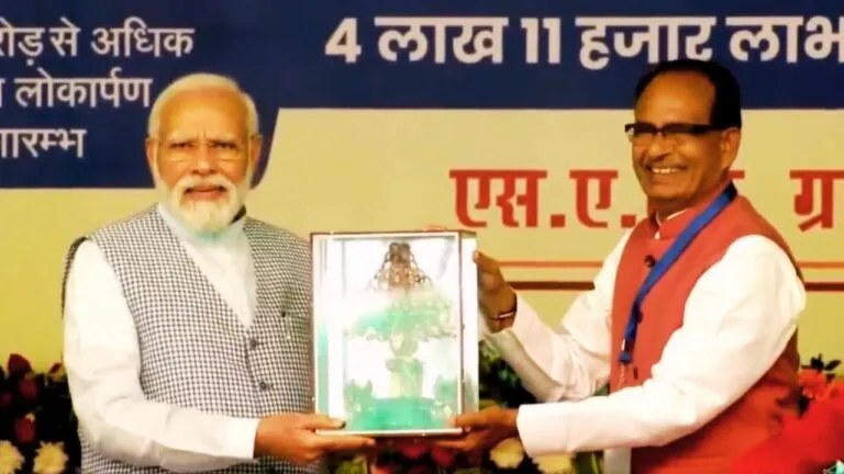 PM मोदी ने 3 नई ट्रेनों को दिखाई हरी झंडी, पंचायती राज पर बोले- कांग्रेस ने बापू की बात भी नहीं सुनी Rewa, PM Modi Panchayati Raj rural development. Chief Minister Shivraj Singh Chouhan government schemes