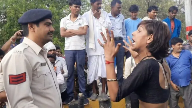High voltage drama of eunuchs; Sheopur-Shivpuri highway jammed outside the collectorate