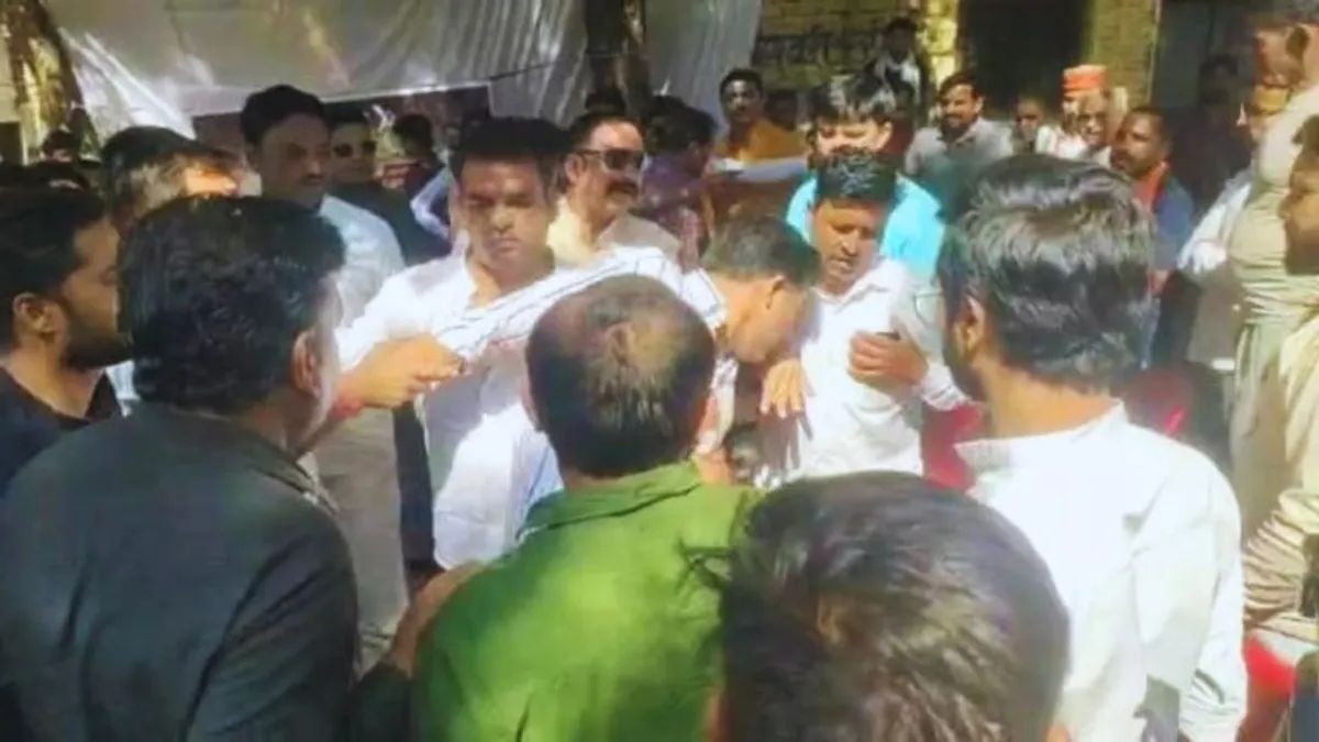 डिबेट करते हुए भिड़े भाजपा-कांग्रेस के नेता, न्यूज कार्यक्रम में हुई झूमाझटकी; दर्ज हुआ मुकदमा BJP-Congress, MP News, Politics, Madhya Pradesh, MP News Update, Ashoknagar