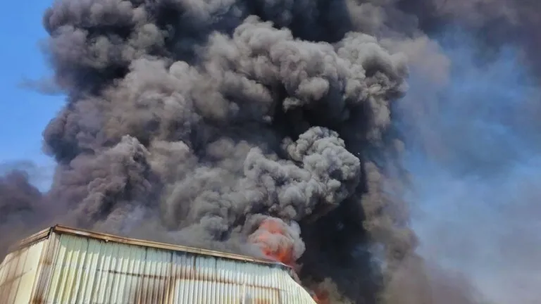 Fierce fire created panic in industrial area in Katni, people fled to save their lives