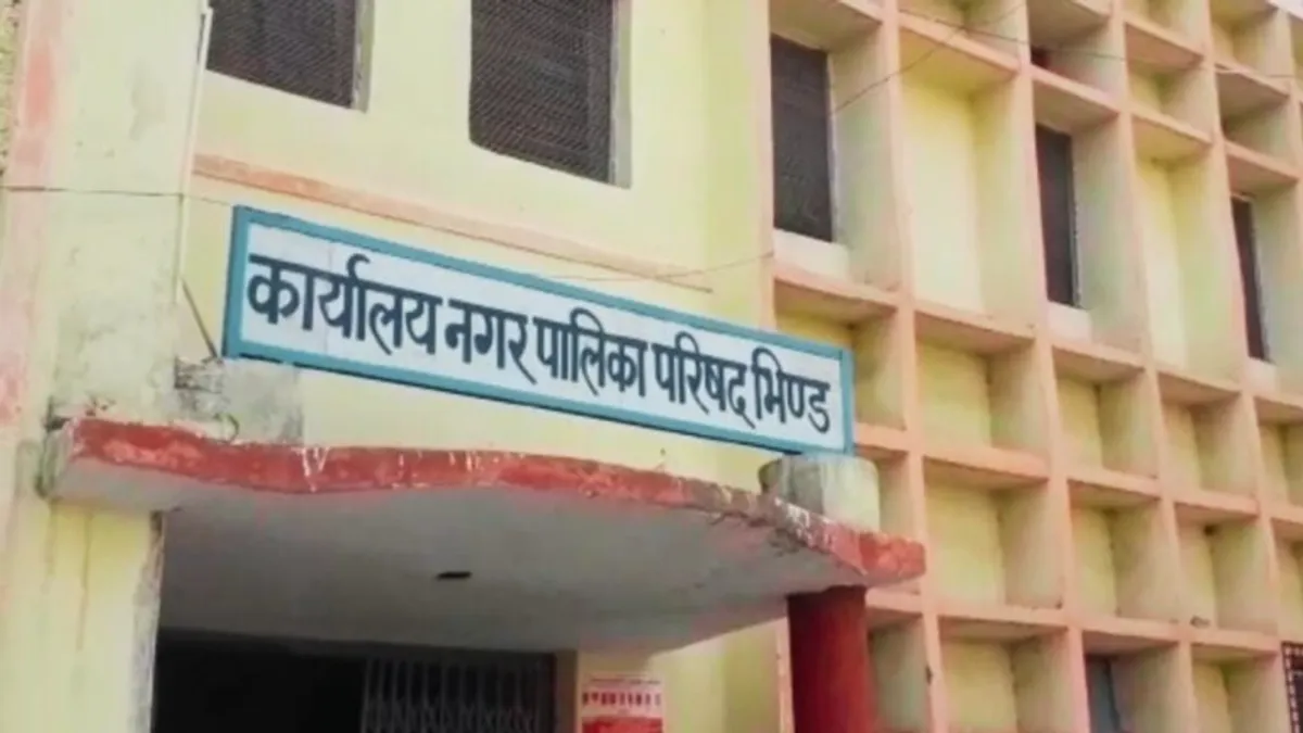 पानी की पाइप लाइन बिछा रही कंपनी पर नगर पालिका ने ठोक दिया लाखों का जुर्माना The municipality imposed a fine of lakhs on the company laying the water pipeline