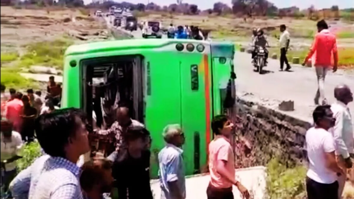 मुख्यमंत्री की लाडली बहना योजना की सभा में जा रही बस नदी में पलटी, मची चीख-पुकार bus accident news, ladli bahna yojna
