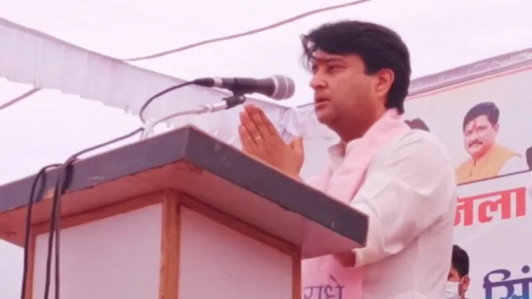 Sidhiya apologized with folded hands from the full stage, said - heart beats only for you