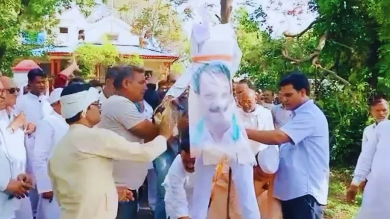 Congress discord; Activists raised slogans against their own minister and starved the effigy