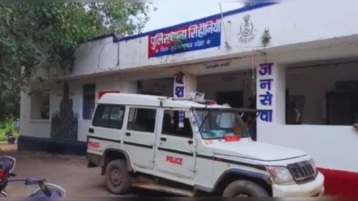 सीएम हेल्पलाइन में शिकायत करने पर पुलिस हुई खफा, युवक के साथ मारपीट कर लूटे रुपये police beated man On complaining in the CM helpline, MP News