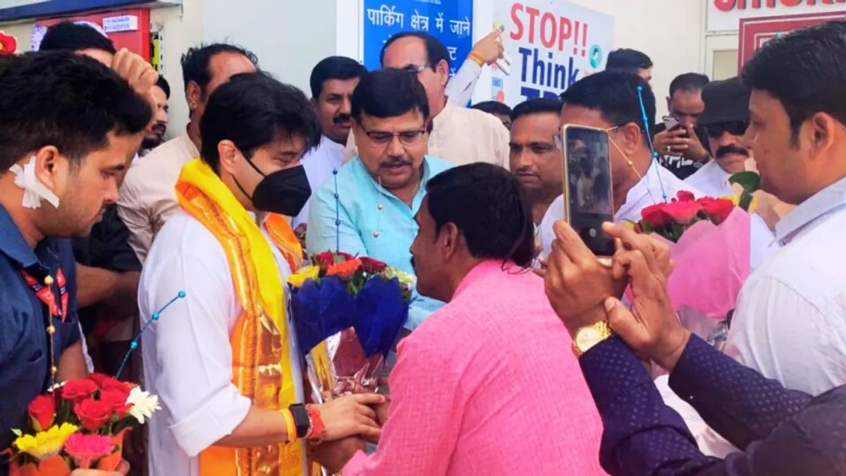 हार की कसक: गुना पहुंचकर भावुक हुए सिंधिया, बोले- आप लोगों की बहुत याद आती है bageshwar baba, dhirendra krishna shastri, mp news, Jyotiraditya Scindia Guna Loksabha Election 2019