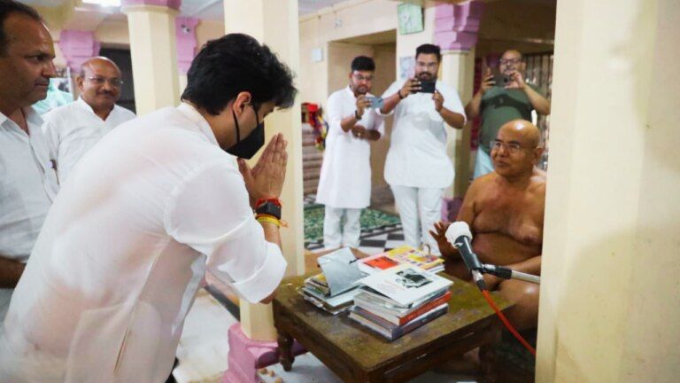 Jyotiraditya Scindia had come to Ashoknagar district on a one-day tour. Here he participated in a Jain Samaj program in Ashok Nagar where Scindia gave a speech like a saint.