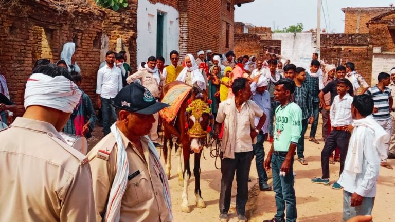 पुलिस के पहरे में दूल्हे ने निकाली घोड़ी पर बैठकर बारात क्योंकि सता रहा था उसे ये खौफ Under the guard of the police, the groom took out the wedding procession sitting on the mare because this fear was haunting him