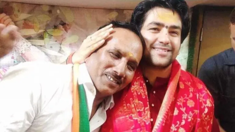धीरेंद्र शास्त्री से गले मिले प्रीतम लोधी, माफी भी मांगी, दूर किए गिले शिकवे Pritam Lodhi hugged Dhirendra Shastri, apologized and removed the grievances