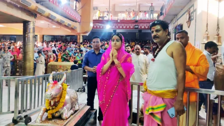 Sara Ali Khan Mahakal Temple Mahakal Lok Ujjain ujjain news Saif Ali khan Jara Bachke Jara Hatke महाकालेश्वर मंदिर उज्जैन सारा अली खान सारा Vicky Kaushal