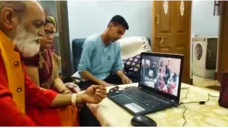 Sitting in Seoni, the priest got married in America, got Dakshina as much as someone's annual package