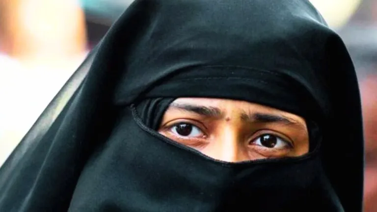 The husband, who appeared from Rajasthan, told his wife outside the court - 'divorce divorce divorce'