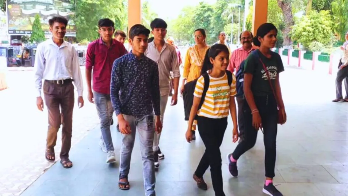 सरकारी स्कूल के बच्चों ने JEE की परीक्षा में लहराया परचम, महंगी कोचिंग के बिना पाई सफलता Government school children shine in JEE exam, Positive Story, Madhya Pradesh
