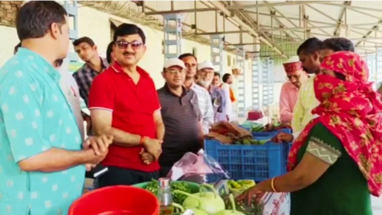 To promote organic vegetables and encourage farmers to produce them, Collector Kishore Kumar Kanyal reached the weekly organic market at Tanki Crossroads today.