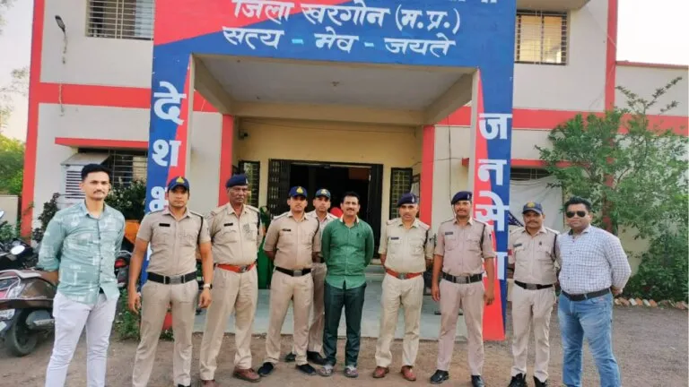 अवैध हथियार खरीदने वाले अंतरार्राज्यीय गिरोह का पर्दाफाश, दो महिलाओं समेत 8 आरोपी अरेस्ट Interstate gang buying illegal weapons busted, 8 accused including two women arrested