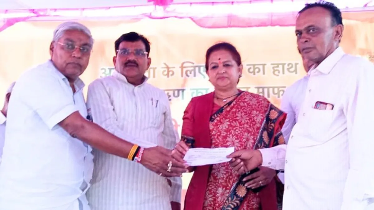 भाजपा सांसद का मंच से वोटरों को लुभाने का वीडियो वायरल, बोले- अगर ऐसा किया तभी मिलेंगे ₹1000 Khandwa sansad wooing voters, MP News, Viral Video