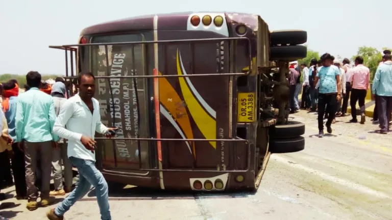 Bus full of passengers going to CM Shivraj's program overturned, 3 killed, many injured