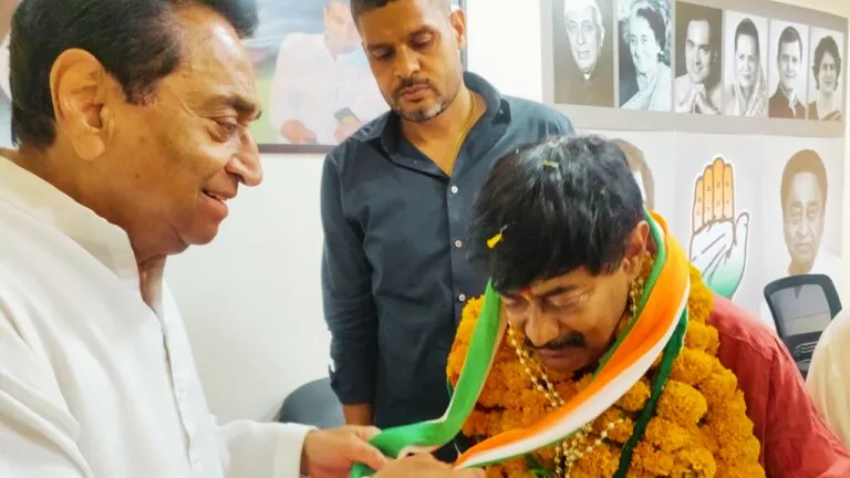 Deepak Joshi joins Congress, slogans of Kailash Joshi Zindabad raised in Congress office