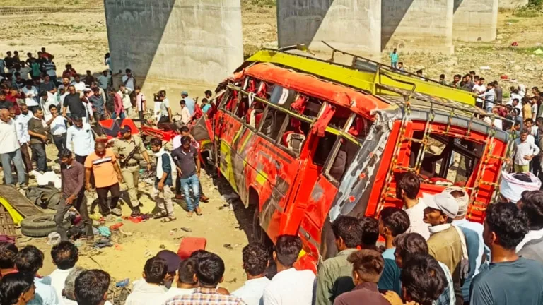 खरगोन में भीषण बस हादसा: अनियंत्रित बस पुल की रैलिंग तोड़कर गिरी, 22 यात्रियों की दर्दनाक मौत Big accident in Khargone: Bus fell from the bridge, 15 reported dead