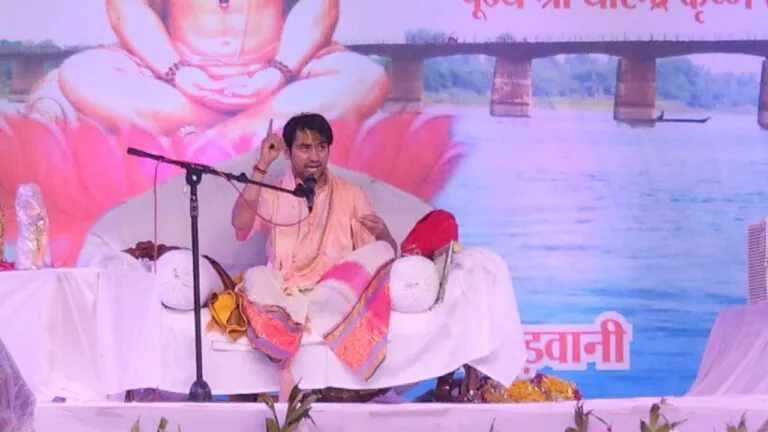 आंखों के इलाज के लिए नहीं थे पैसे, फिर धीरेंद्र शास्त्री ने मंच से किया ऐसा काम कि हर कोई करने लगा तारीफ dhirendra shastri, bageshwar dham