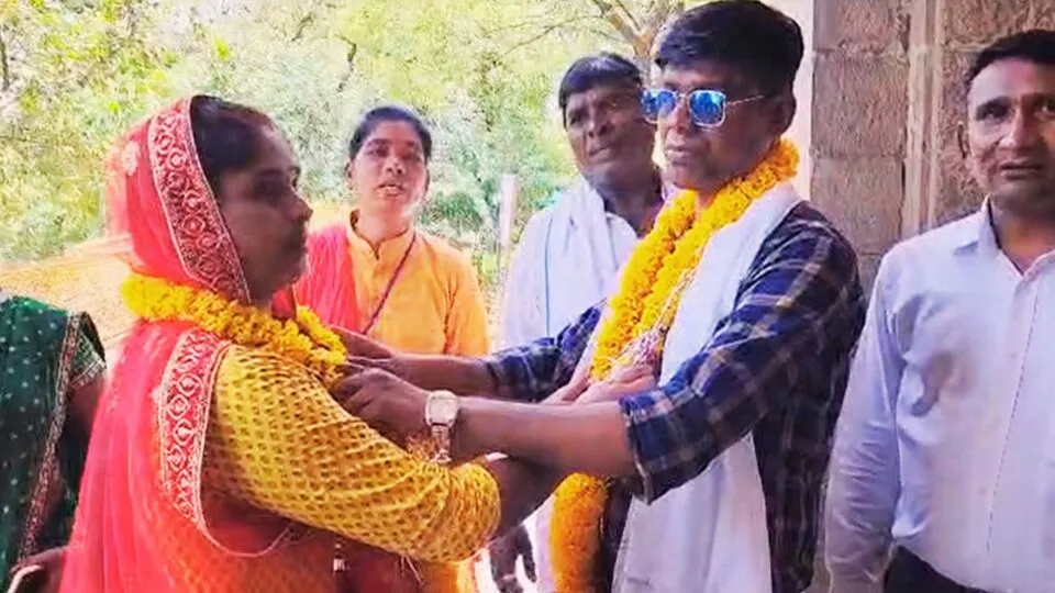 Khandwa news, Bride Groom, MP News, Blind Couple, Job Need