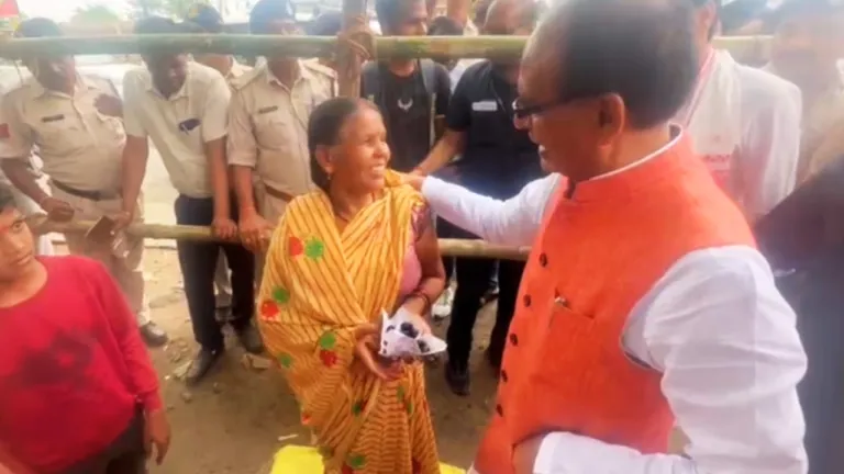 जामुन बेचने वाली महिला से पूछा- जामुन कैसे दी अम्मा, VIDEO में देखें CM का जुदा अंदाज Asked the woman selling berries - how did Amma give the berries, see CM's different style in VIDEO