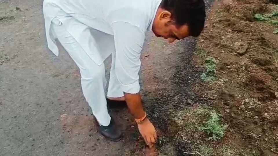 The road worth crores of rupees was dug from finger to finger, Congress leader exposed the corruption