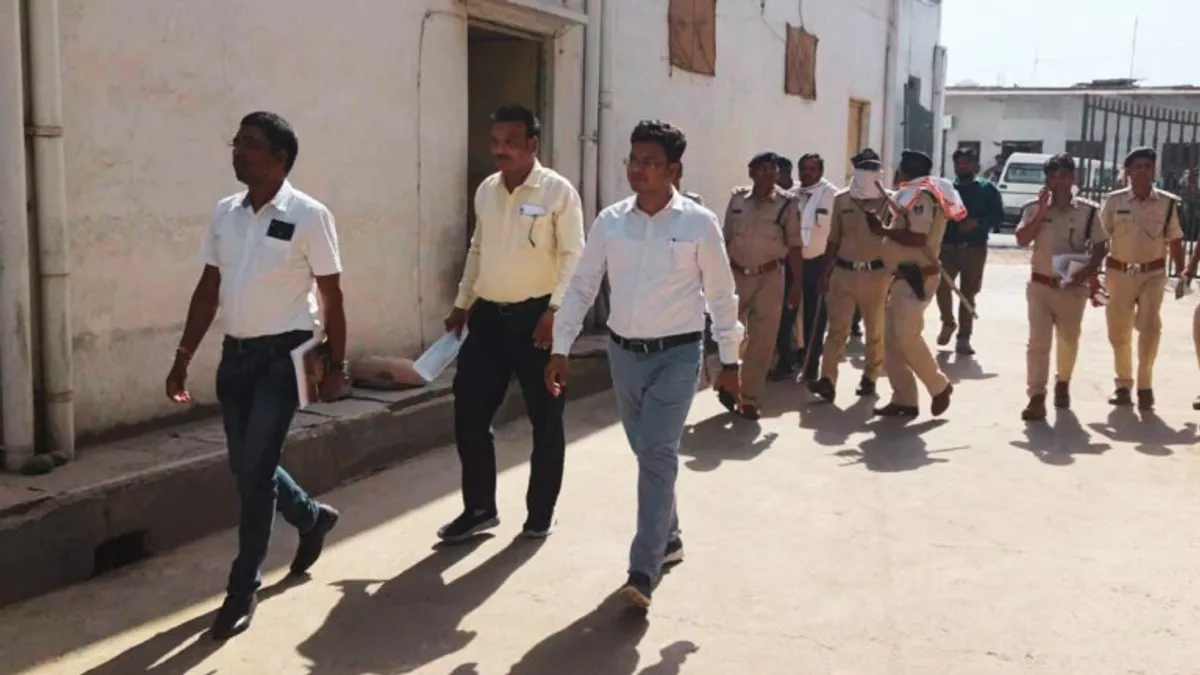 दमोह में गंगा जमना स्कूल के मालिक के कई ठिकानों पर छापेमार कार्रवाई, एक साथ दी कई टीमों ने दबिश Raid action on several locations of the owner of Ganga Jamna School in Damoh, several teams raided together