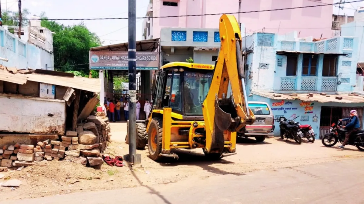 दमोह के विवादित गंगा जमना स्कूल के गेट पर पहुंचा बुलडोजर, मचा हड़कंप, जानें पूरा माजरा damoh conversion case Damoh School Controversy Hijab Case narottam mishra mp news बुलडाेजर न्यूज