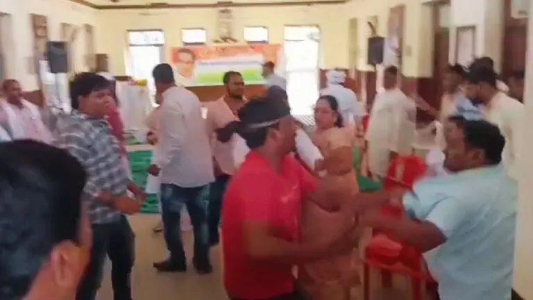गुटबाजी से कांग्रेस को नहीं मिल रहा निजात, प्रदेश प्रभारी के सामने कार्यकर्ताओं में चली कुर्सियां, जमकर हंगामा Congress is not able to get rid of factionalism, in front of the state in-charge, the chairs moved among the workers, there was a lot of uproar