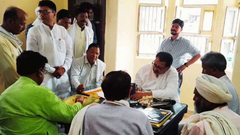कांग्रेस के MP प्रभारी के सामने टिकट बेचने का लगाया आरोप, खंडवा से भोपाल तक खलबली MP Congress, Dispute, MP election