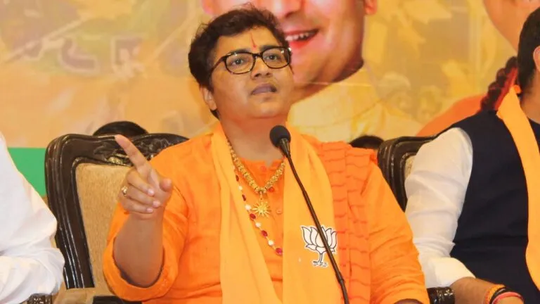 साध्वी प्रज्ञा ठाकुर ने भोपाल में अवैध मजारों को बता दिया ‘लैंड जिहाद’, कहा- आगे भी चलेगा बुलडोजर Bhopal, Bhopal News, sadhvi pragya, mp bjp, bjp politics, mp news, mp news update, Mp breaking News