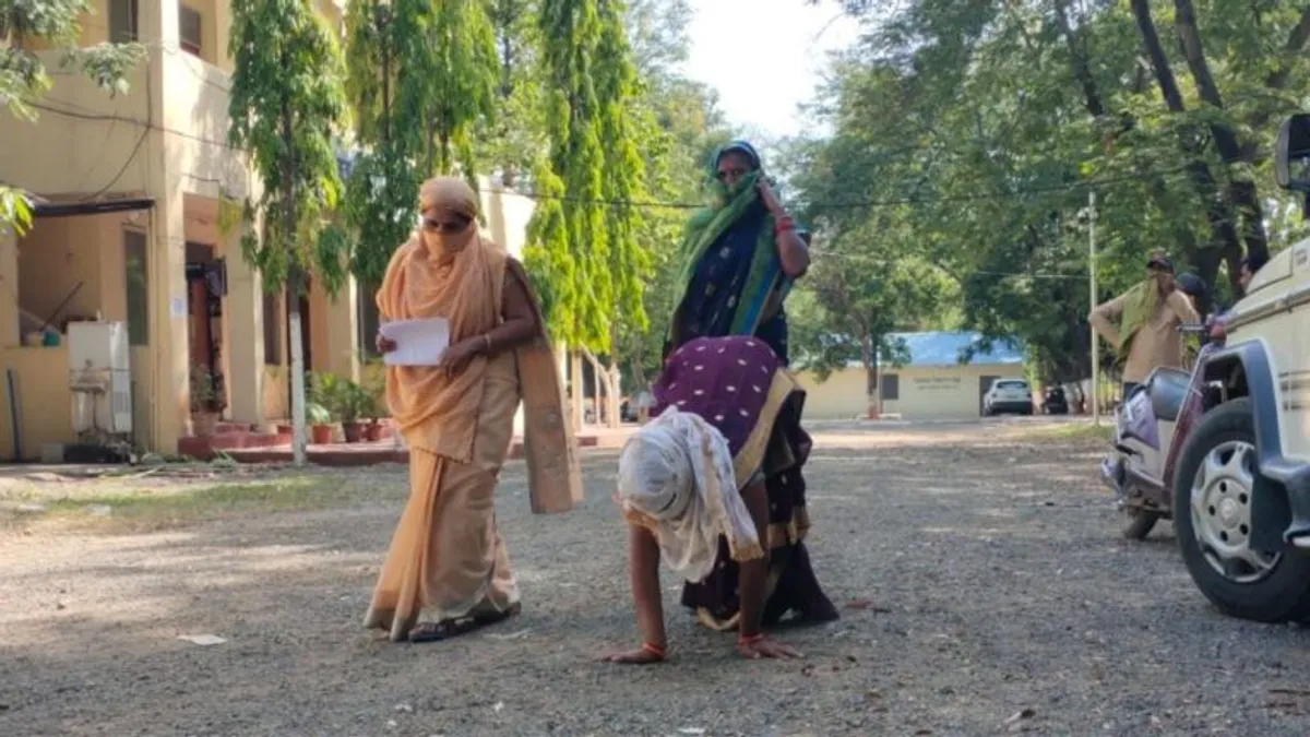 शादी का झांसा देकर दिव्यांग से दुष्कर्म, घुटनों के बल थाने पहुंची पीड़िता; लगाई न्याय की गुहार NewsTak