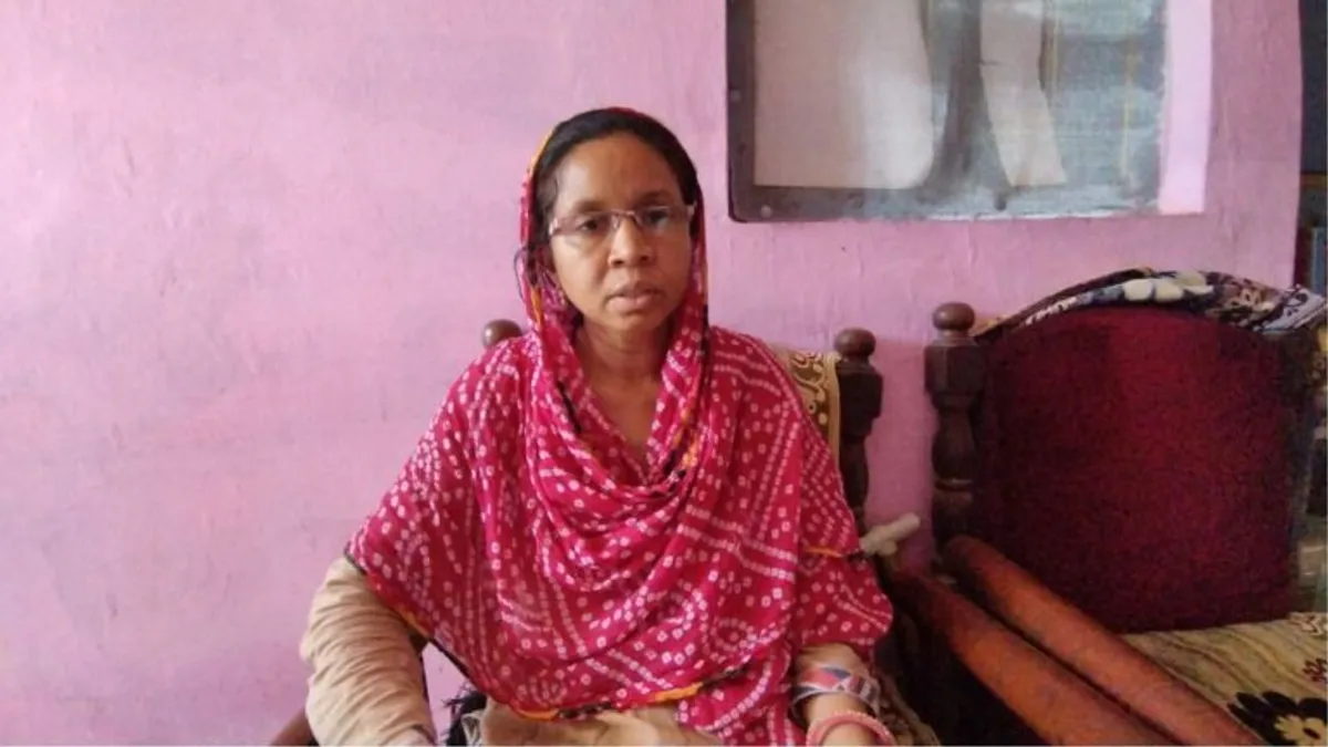 3 बच्चों को जन्म देकर नौकरी से हाथ धो बैठी शिक्षिका, 14 साल बाद गिरी गाज; अब कोर्ट का सहारा teacher suspended, Agar malwa News
