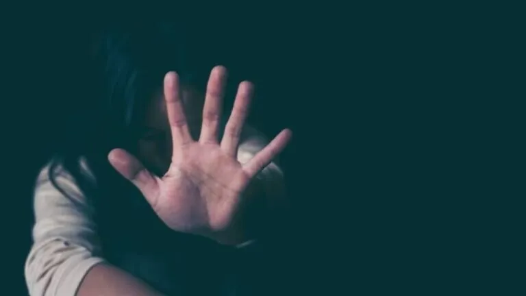 उज्जैन: निर्भया जैसी वारदात, 12 साल की मासूम के साथ हैवानियत फिर सड़क पर फेंका ujjain rape case 12-year-old girl cruelty victim roamed in torn clothes on road captured in CCTV revealing shameful truth
