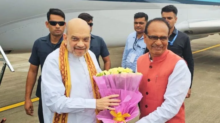 Breaking: अमित शाह पहुंचे इंदौर, एयरपोर्ट पर दिखी BJP की एकजुटता, ये देख शाह मुस्कुराए MP Politics Shivraj Singh Chouhan, Amit Shah MP Election 2023