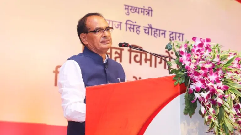 किसान मुख्यमंत्री ने लॉन्च की ‘मुख्यमंत्री कृषक मित्र योजना, हितग्राही महिला किसान का सीएम ने खुद भरा फॉर्म Madhya Pradesh has achieved a big achievement, 5.94 percent people of the state are out of poverty.
