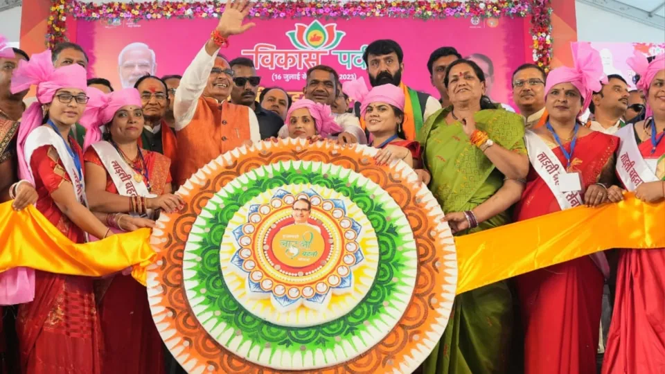 world listen to income of my beloved sisters per month in 10 thousand rs CM Shivraj big resolution