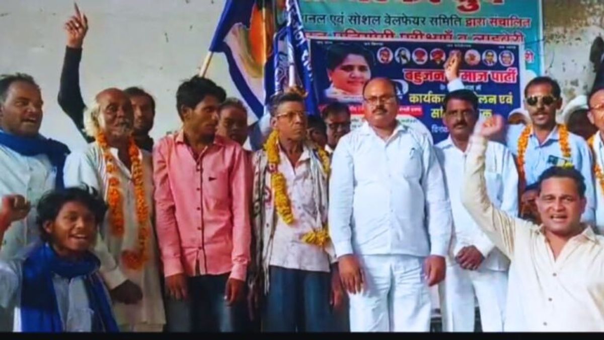 खरगोन में कांग्रेस को बड़ा झटका, 55 कार्यकर्ताओं को बीएसपी प्रदेश प्रभारी ने दिलाई पार्टी की सदस्यता 55 Congress workers joined BSP in Khargone, Mp News, Madhya Pradesh, politics