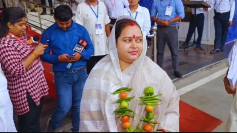 मानसून सत्र के पहले ही दिन भ्रष्टाचार और महंगाई पर हंगामा, टमाटर-मिर्ची की माला पहनकर पहुंची कांग्रेस विधायक ongress protest against inflation in monsoon session 2023, mp news, politics
